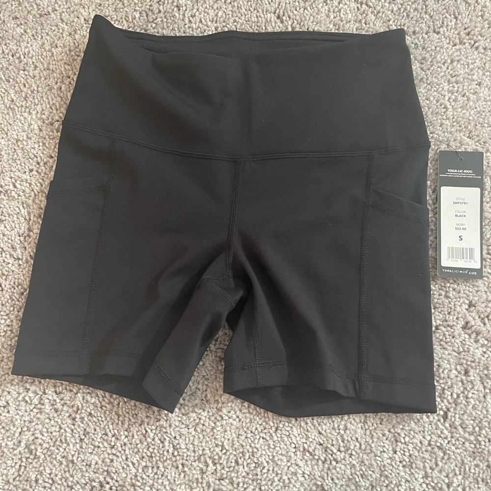 NWT Yogalicious 5inch yoga shorts in black// size small